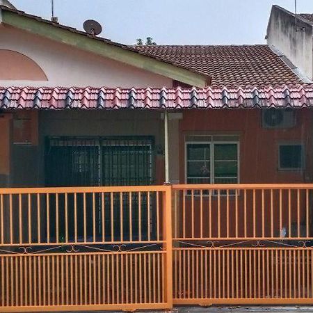 Homestay Ummi Razzin Kuala Kangsar Ngoại thất bức ảnh