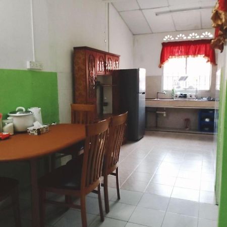 Homestay Ummi Razzin Kuala Kangsar Ngoại thất bức ảnh